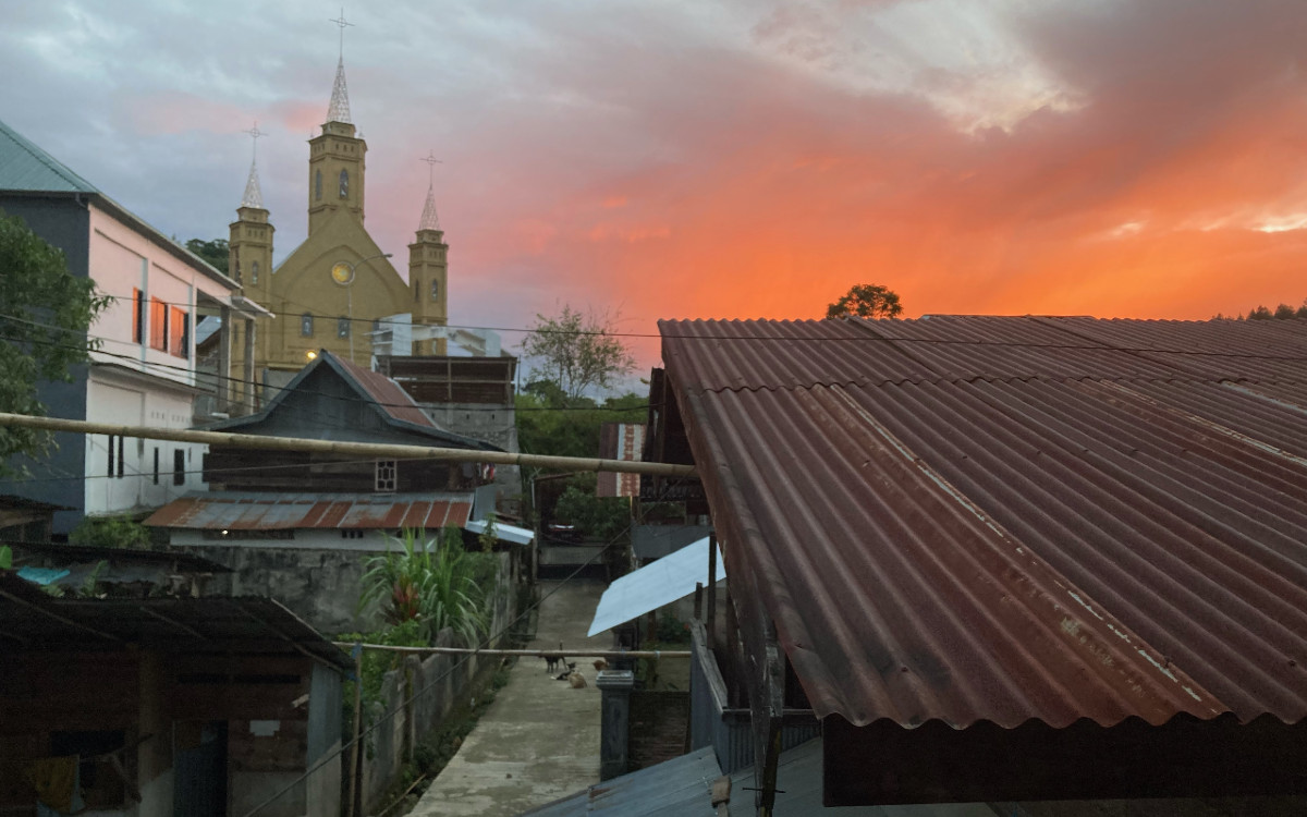 Ein wunderschöner Sonnenaufgang in meiner neuen Heimat Mamasa (Foto: EMS/Pietras)