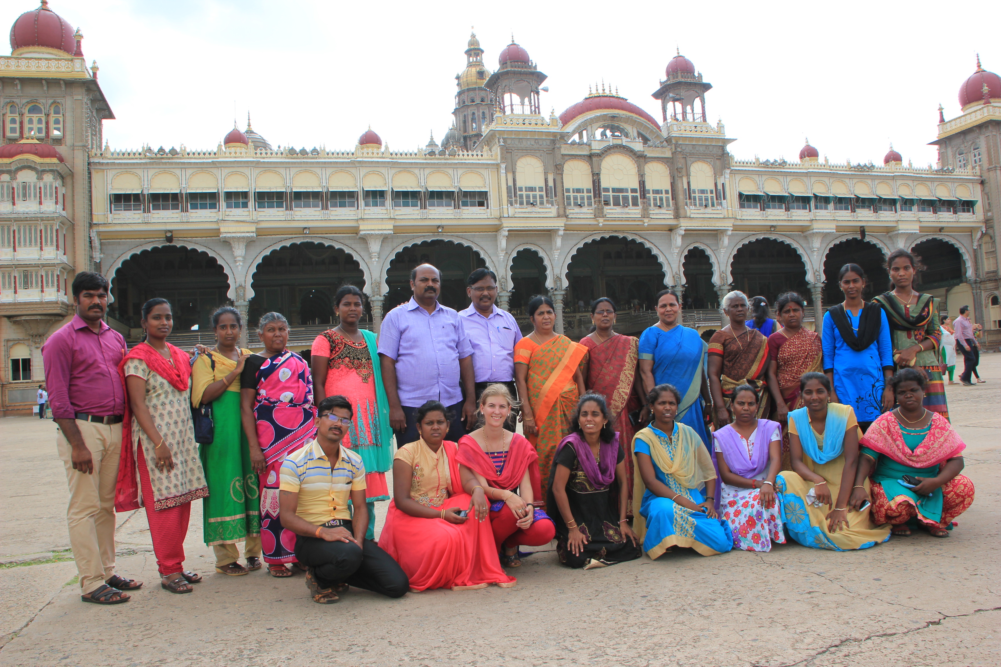 In Mysore vor dem Palast mit dem ganzen Staff bei unserer Tour Ende Mai. (Foto: EMS/ Felger)