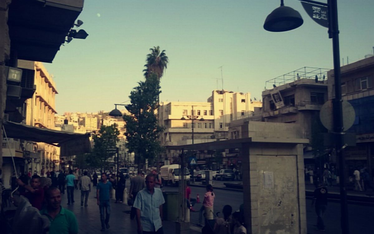 Jordaniens Hauptstadt Amman auf einer Seitenstraße im Abendlicht