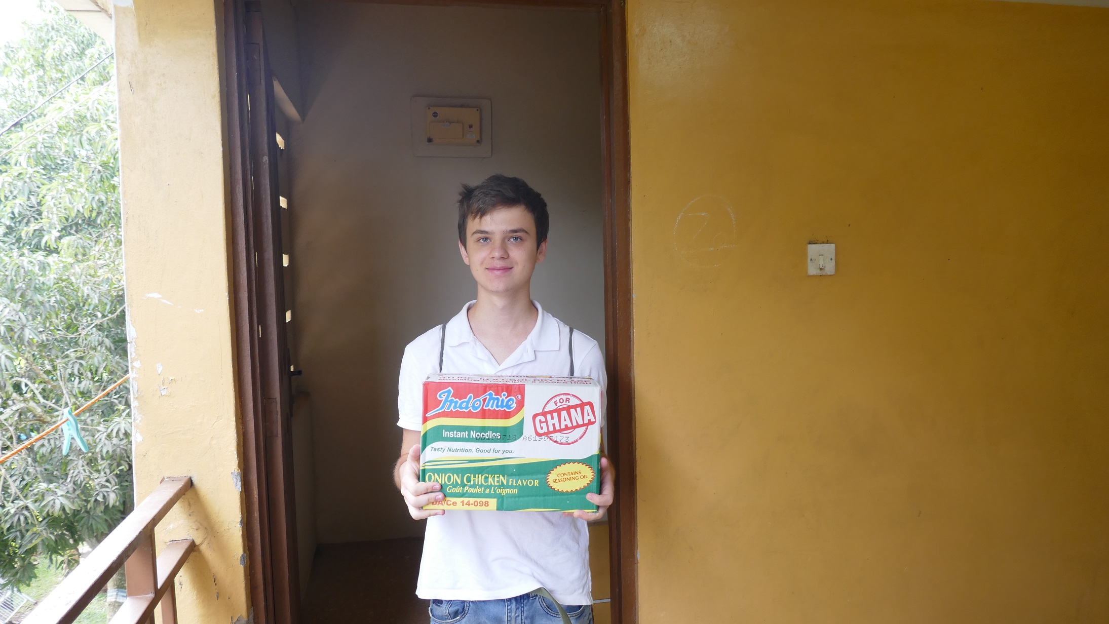 Ich mit meinem liebsten ghanaischen Fertiggericht (Indomie Nudeln) (Foto: EMS/Bayreuther) Ich mit meinem liebsten ghanaischen Fertiggericht (Indomie Nudeln) (Foto: EMS/Bayreuther)