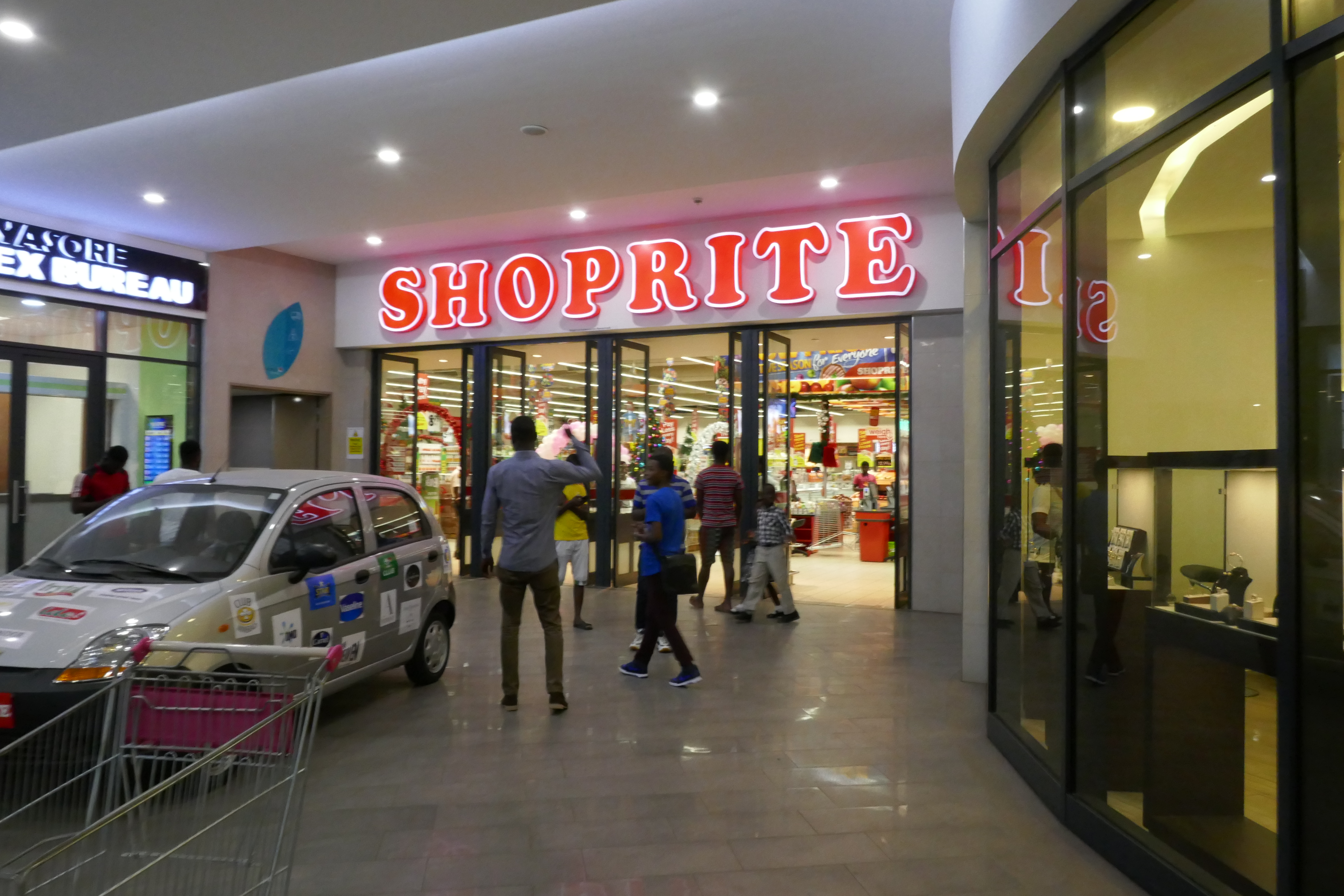 Menschen, die zu viel Geld haben sind im Shopright Kumasi genau richtig (Foto: EMS/Bayreuther) Menschen, die zu viel Geld haben sind im Shopright Kumasi genau richtig (Foto: EMS/Bayreuther)