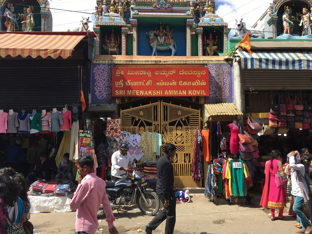 Der Hindutempel bei Shivajinagar umgeben von Geschäften in Bangalore.(Foto: EMS/David) Der Hindutempel bei Shivajinagar umgeben von Geschäften in Bangalore.(Foto: EMS/David)