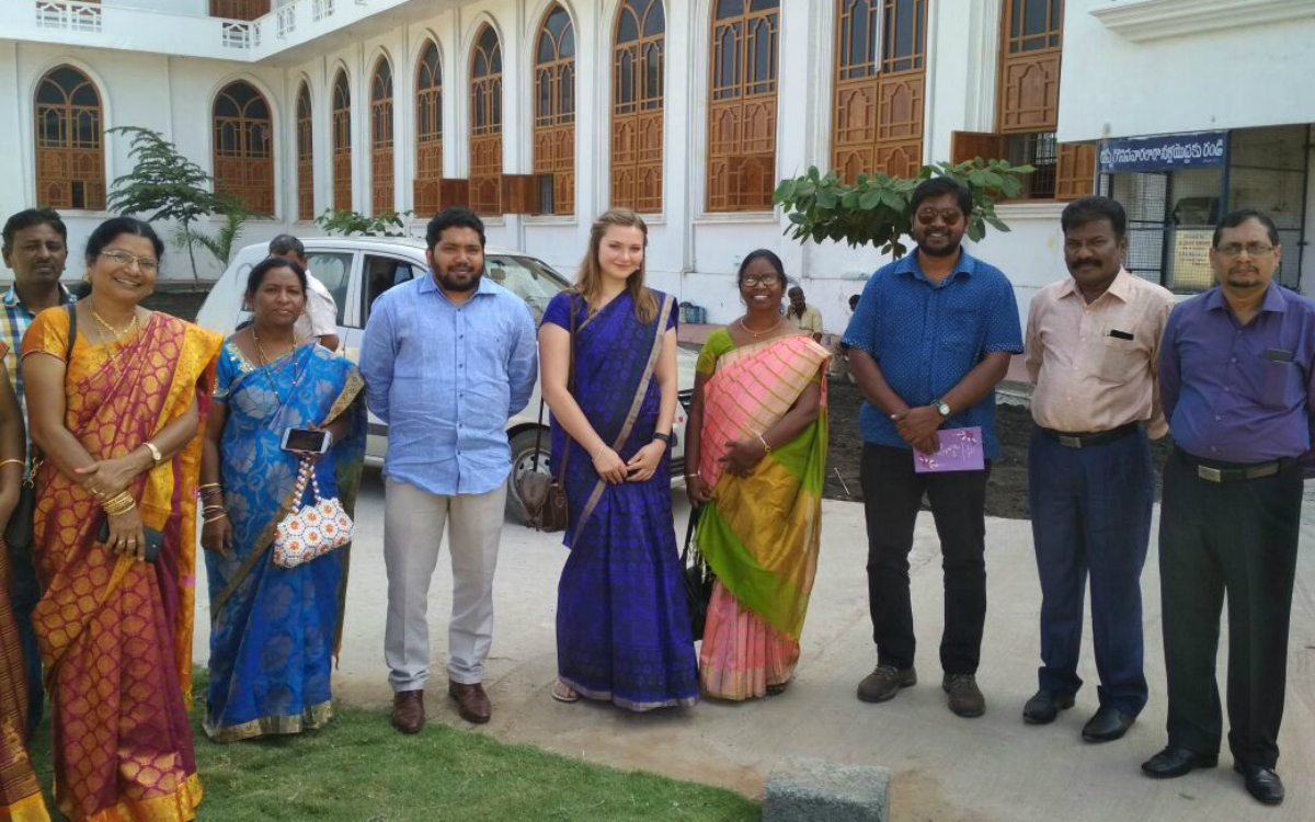 In schönen Sarees vor der Kirche (Foto: EMS/Rothermundt) In schönen Sarees vor der Kirche (Foto: EMS/Rothermundt)