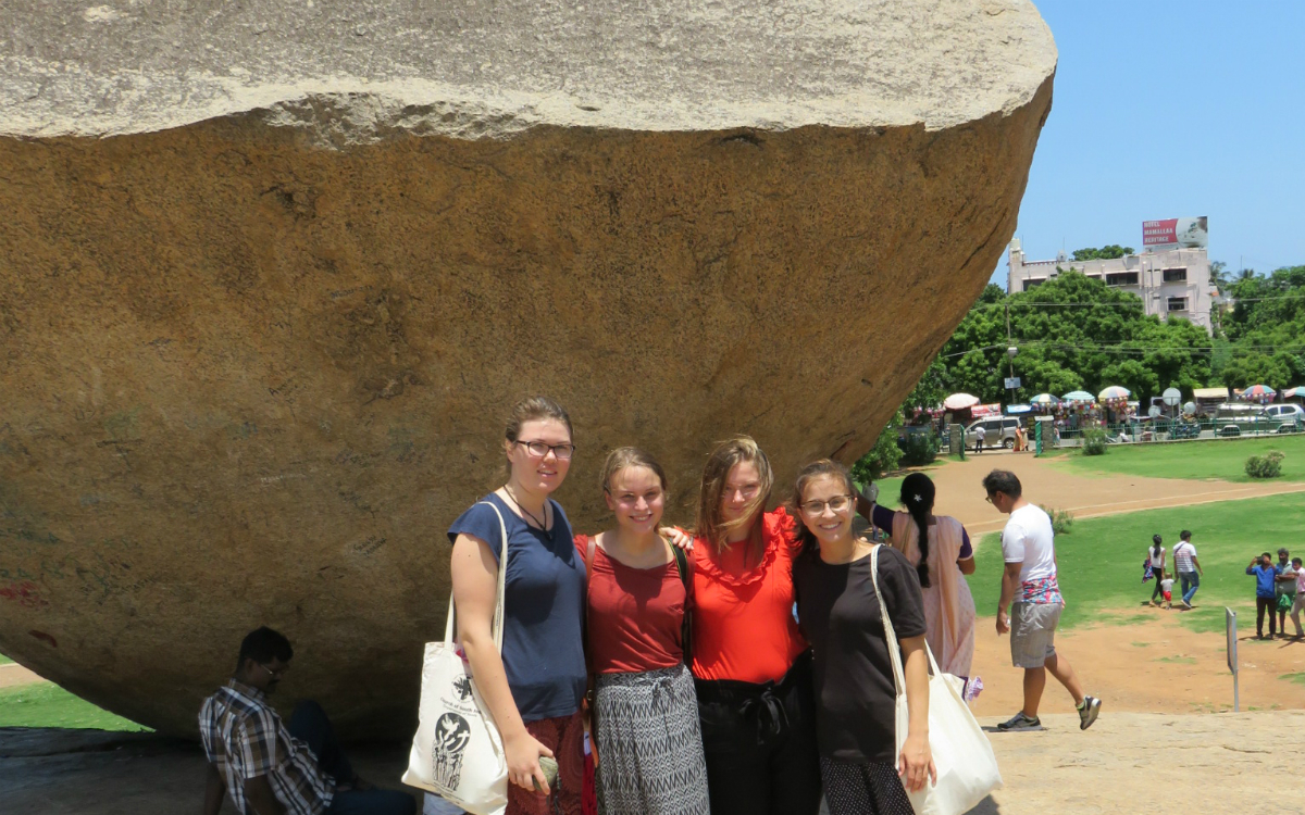 Laura, Leah, Nele und ich vor Krishna's Butter Ball Laura, Leah, Nele und ich vor Krishna's Butter Ball