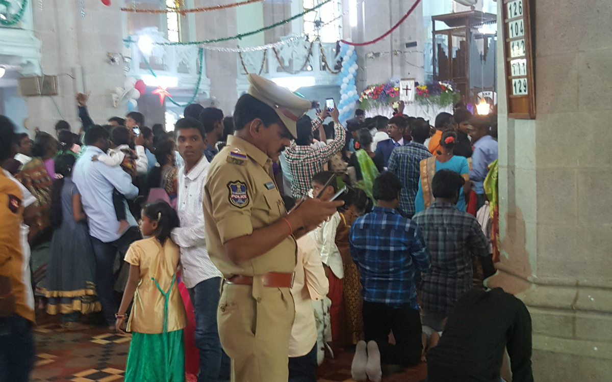 Police men in Medak Cathedral (Foto: EMS/Rothermundt) Police men in Medak Cathedral (Foto: EMS/Rothermundt)