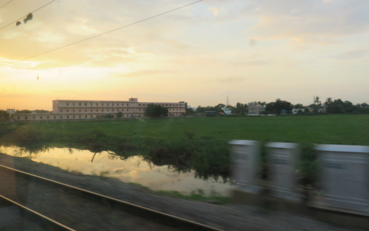 Sonnenuntergang auf der Zugfahrt nach Bangalore Sonnenuntergang auf der Zugfahrt nach Bangalore