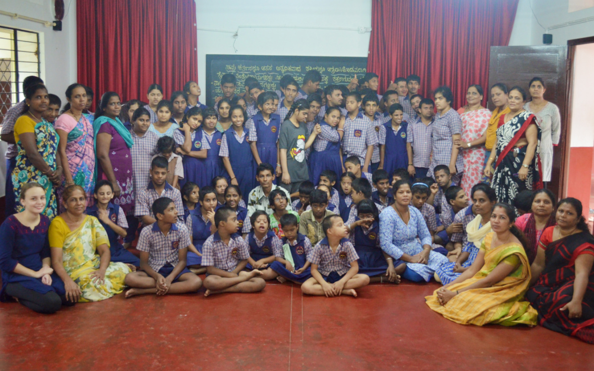 Gruppenbild mit fast allen Kindern und Mitarbeitenden des Asha Nilayas kurz vor meiner Abreise (Foto: EMS/Schupp) Gruppenbild mit fast allen Kindern und Mitarbeitenden des Asha Nilayas kurz vor meiner Abreise (Foto: EMS/Schupp)
