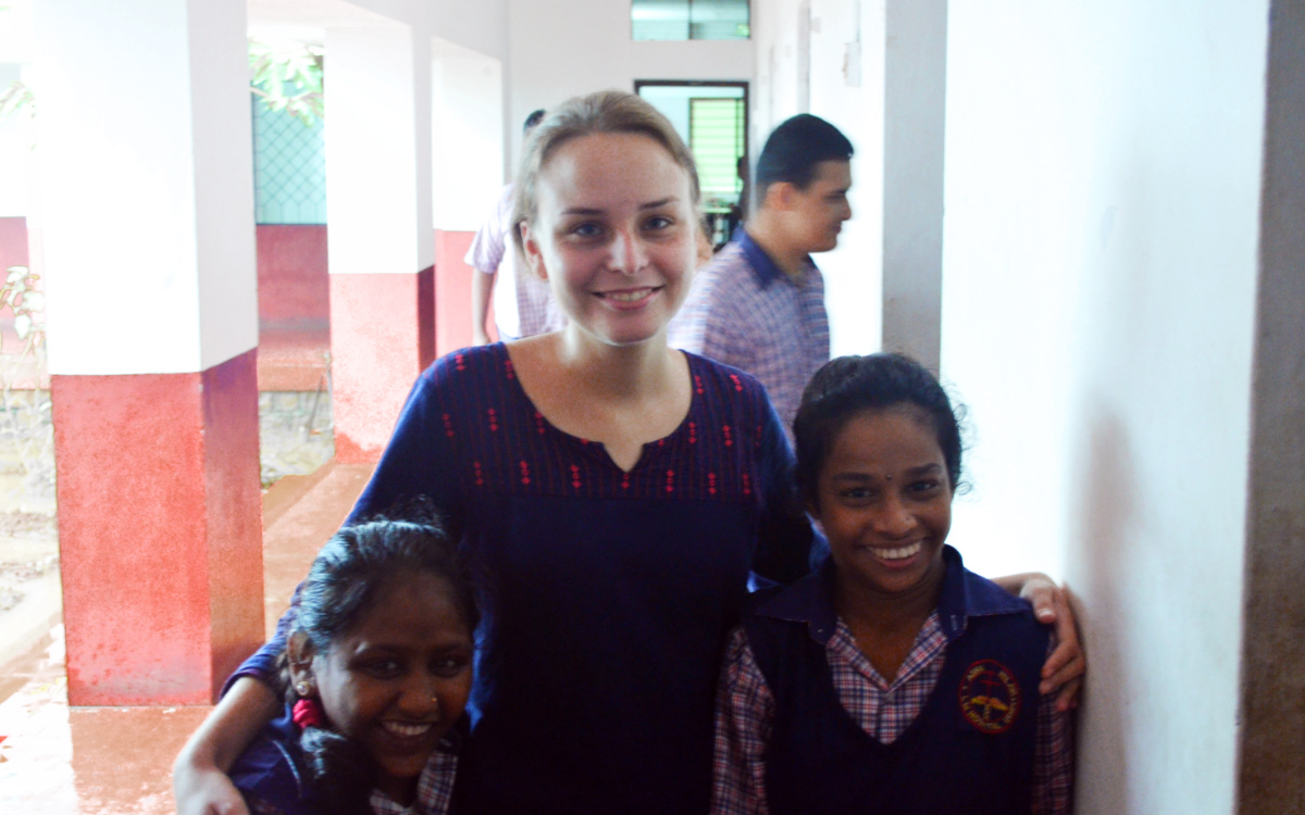 Mit Parvathi (links) und Akshata, mit der ich oft gestickt habe (rechts) (Foto: EMS/Marschar) Mit Parvathi (links) und Akshata, mit der ich oft gestickt habe (rechts) (Foto: EMS/Marschar)