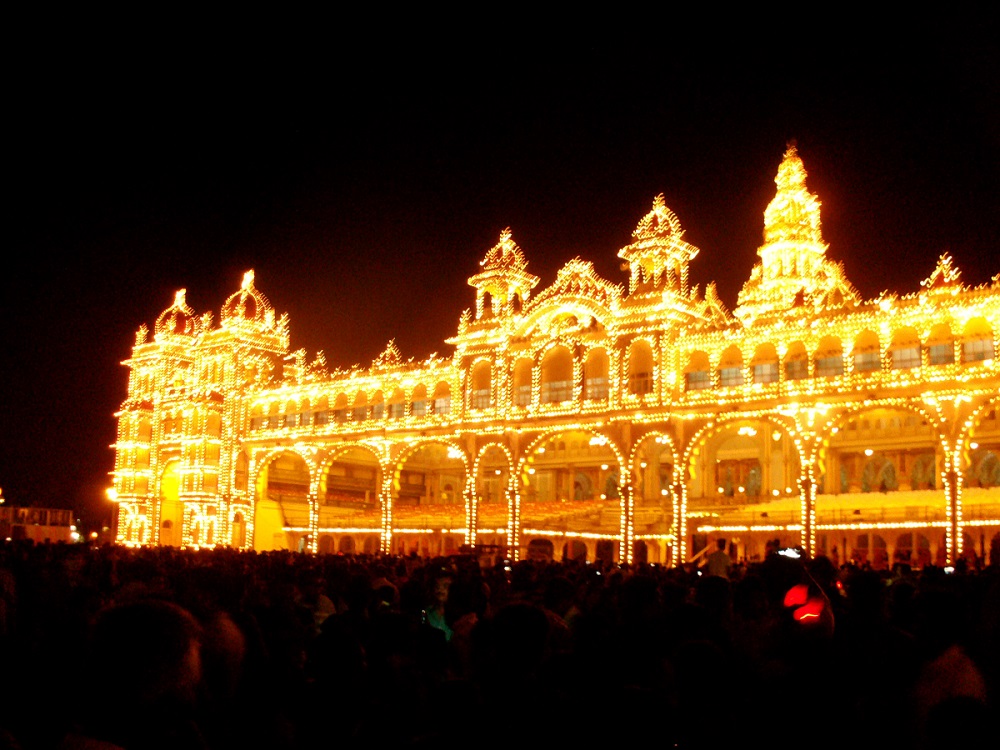 Der Mysore Palace wird jeden Tag während des Festivals beleuchtet. (Foto:EMS/Tschirsch) Der Mysore Palace wird jeden Tag während des Festivals beleuchtet. (Foto:EMS/Tschirsch)
