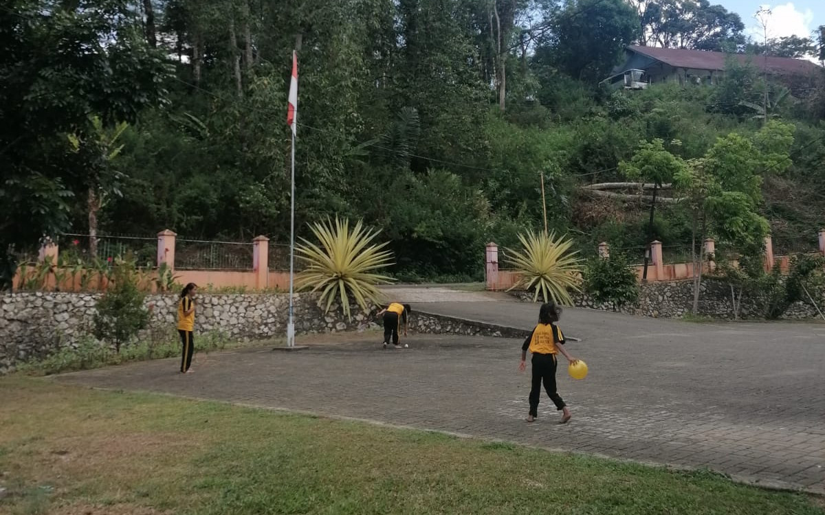 Schülerinnen auf dem Schulhof beim Ballspiel (von links nach rechts: Risman, Linda und Dewi) (Foto:EMS/Berthold)