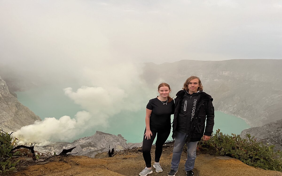 Moritz und Ich auf dem aktiven Vulkan Mount Ijen. (Foto: EMS/Helly)