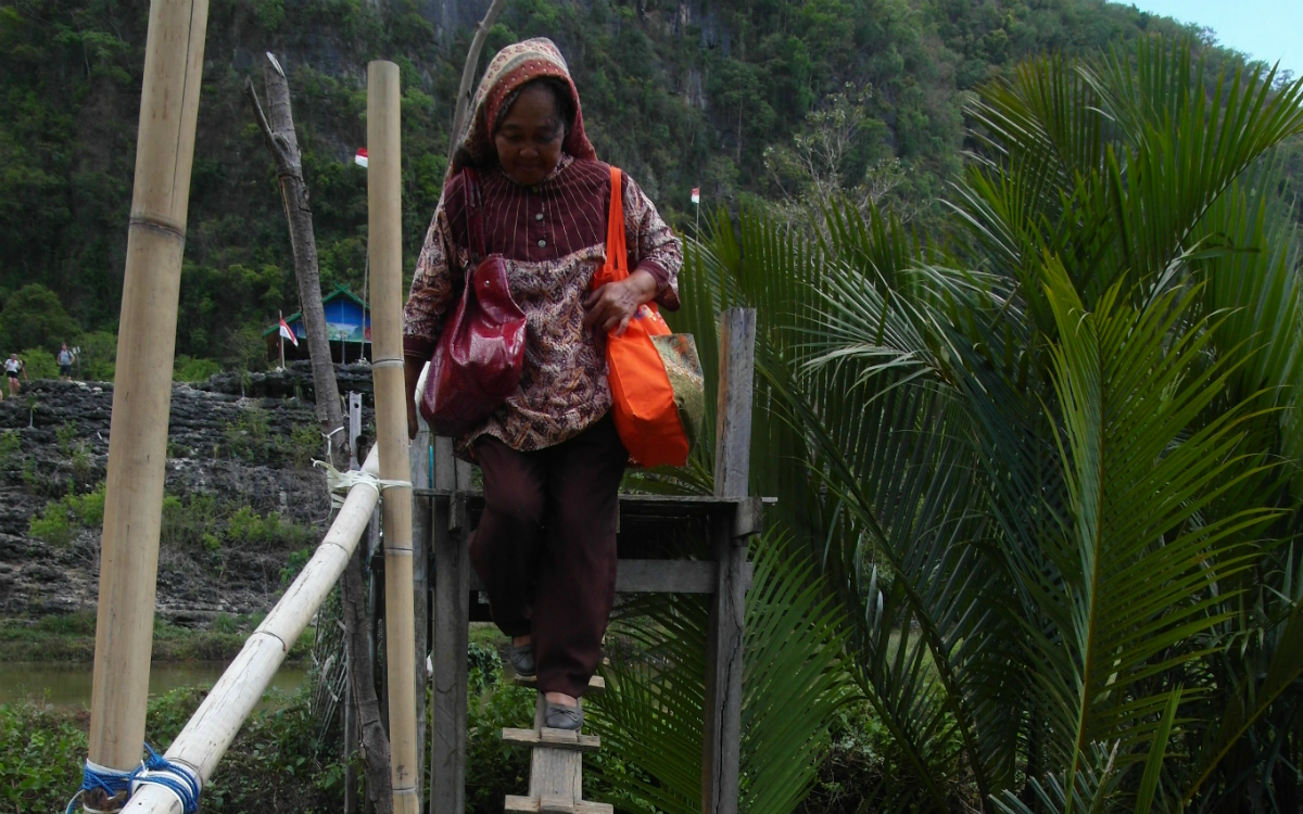 Meine Gast-Ibu, Meris Mutter, beim Überqueren einer schmalen Brücke im Rammang-Rammang Nationalpark (Foto: EMS/Kleinschmidt) Meine Gast-Ibu, Meris Mutter, beim Überqueren einer schmalen Brücke im Rammang-Rammang Nationalpark (Foto: EMS/Kleinschmidt)