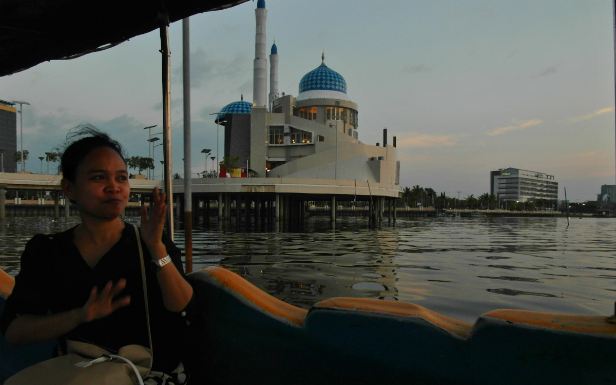 Meri und ich genossen die Bootsfahrt in vollen Zügen. Neben "Despacito" ist der Gesang des Muezzins 4x am Tag überall zu hören - sowohl in Makassar als auch in Mamasa. (Foto: EMS/Kleinschmidt) Meri und ich genossen die Bootsfahrt in vollen Zügen. Neben "Despacito" ist der Gesang des Muezzins 4x am Tag überall zu hören - sowohl in Makassar als auch in Mamasa. (Foto: EMS/Kleinschmidt)