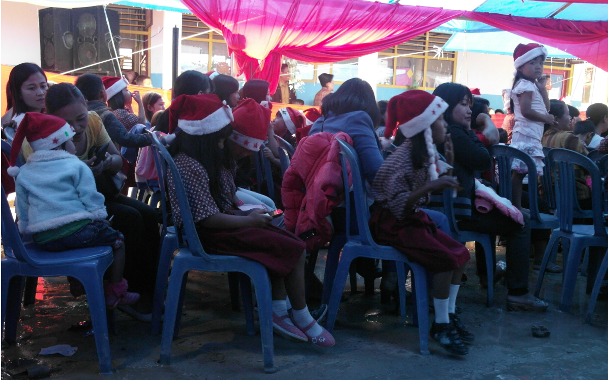 Mitte Dezember habe ich Musa, meinen kleinen Gastbruder, auf die sehr laute vierstündige Weihnachtsfeier seiner Grundschule SDN 001 Mamasa begleitet. (Foto: EMS/Kleinschmidt) Mitte Dezember habe ich Musa, meinen kleinen Gastbruder, auf die sehr laute vierstündige Weihnachtsfeier seiner Grundschule SDN 001 Mamasa begleitet. (Foto: EMS/Kleinschmidt)