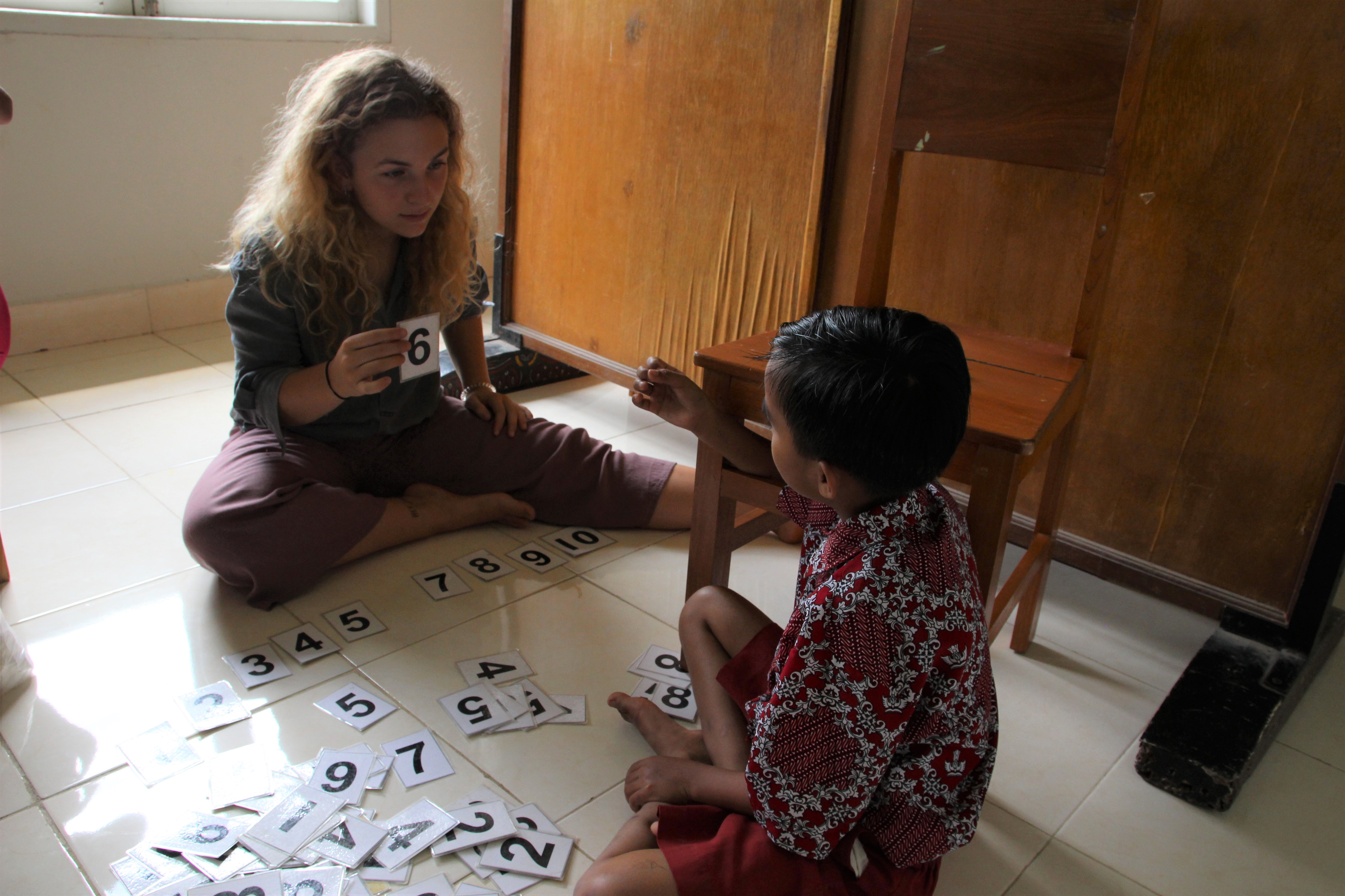 Ich lerne gemeinsam mit meinem tauben Schüler die Zahlen auf Gebärdensprache. (Foto: EMS/Kahlert) Ich lerne gemeinsam mit meinem tauben Schüler die Zahlen auf Gebärdensprache. (Foto: EMS/Kahlert)