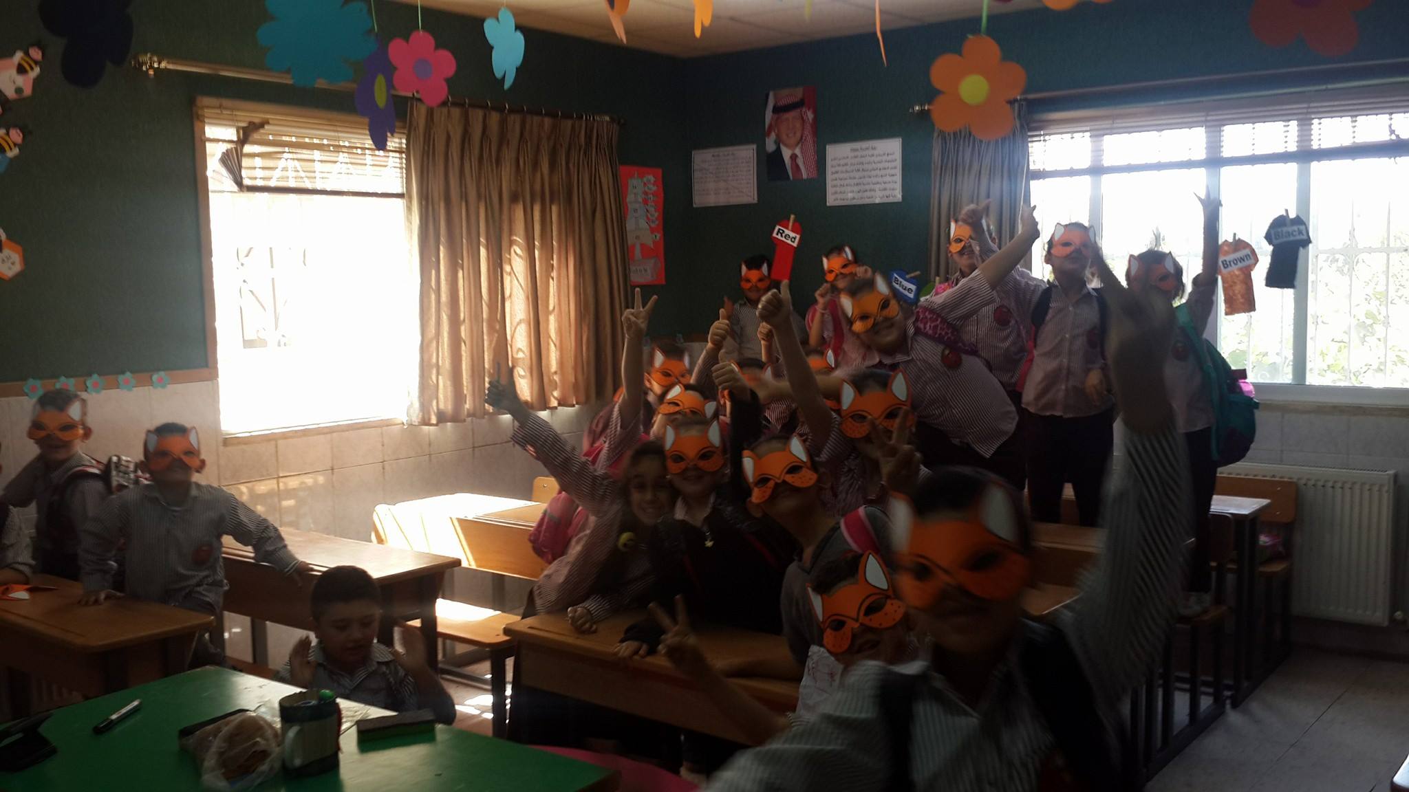 Kunstunterricht in der zweiten Klasse mit selbstgemachten Masken. (Foto: EMS/AES) Kunstunterricht in der zweiten Klasse mit selbstgemachten Masken. (Foto: EMS/AES)