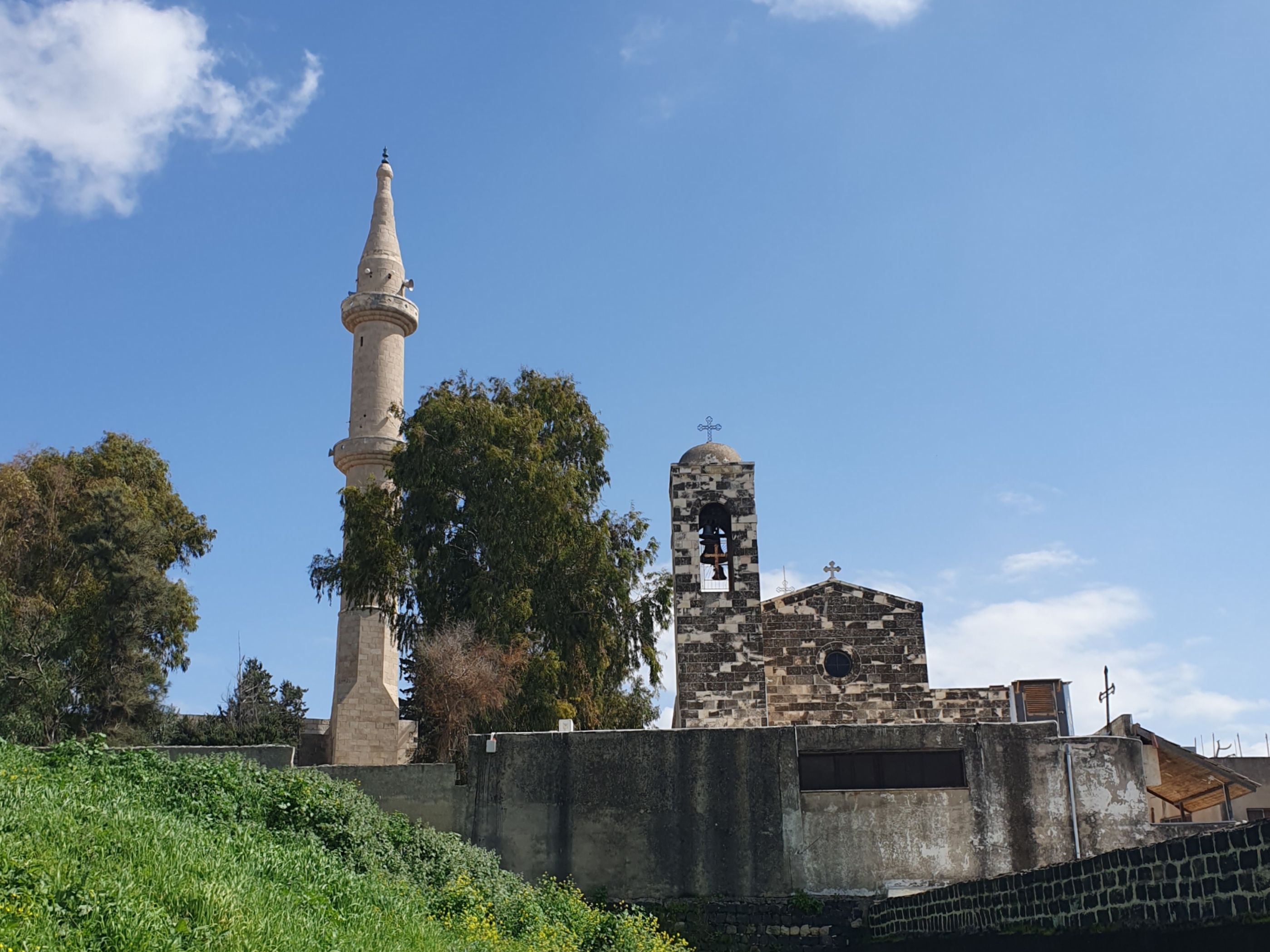 Eine Moschee und eine Kirche, die sich eine gemeinsame Wand teilen; Irbid. (Foto: EMS/Uhle)