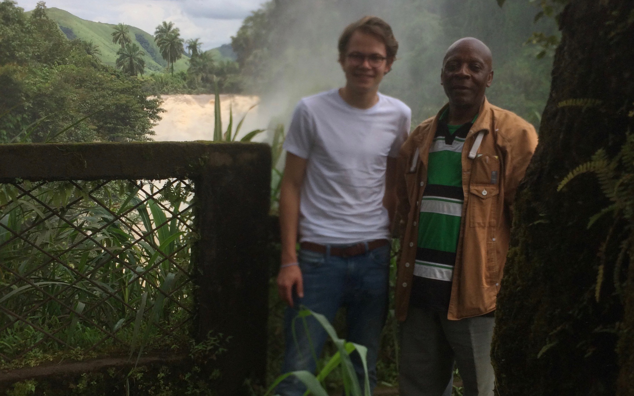 Zusammen mit meinem Gastvater Edward Cheng vor den Menchum waterfalls. (Foto: EMS/Löw) Zusammen mit meinem Gastvater Edward Cheng vor den Menchum waterfalls. (Foto: EMS/Löw)