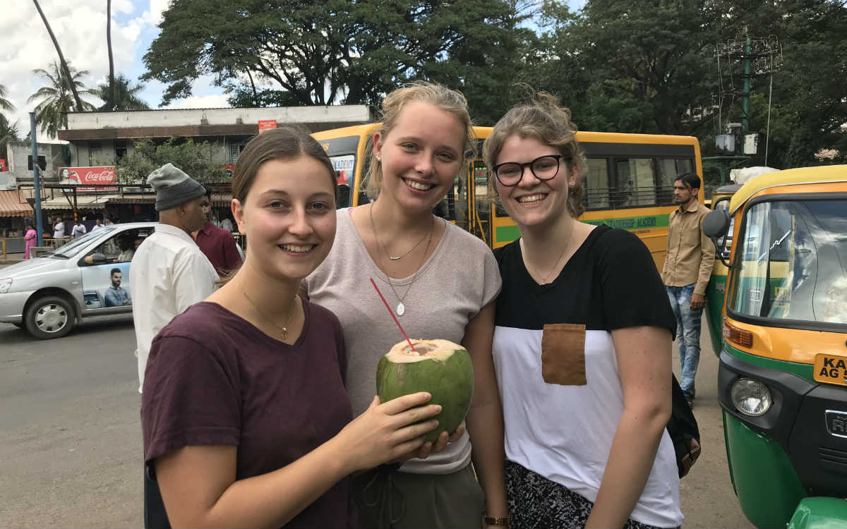 Lea, Nathalie und ich bei unserer ersten indischen Kokosnuss (Foto: EMS/Hölscher)