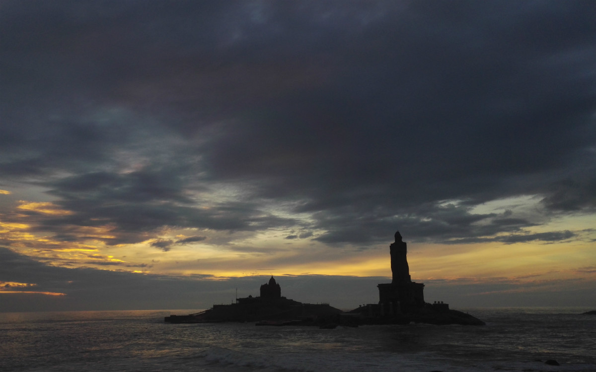 Der Sonnenaufgang in Kanyakumari mit Aussicht auf das Vivekananda Rock Memorial und die Thiruvalluvar Statue (Foto: EMS/Mayer)