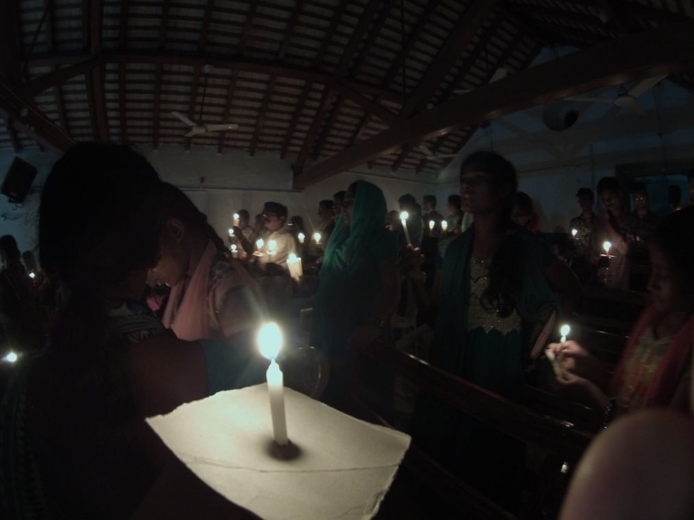 Schön weihnachtlich: Der Candlelight-service in der Kirche (Foto: EMS/Gieseke)