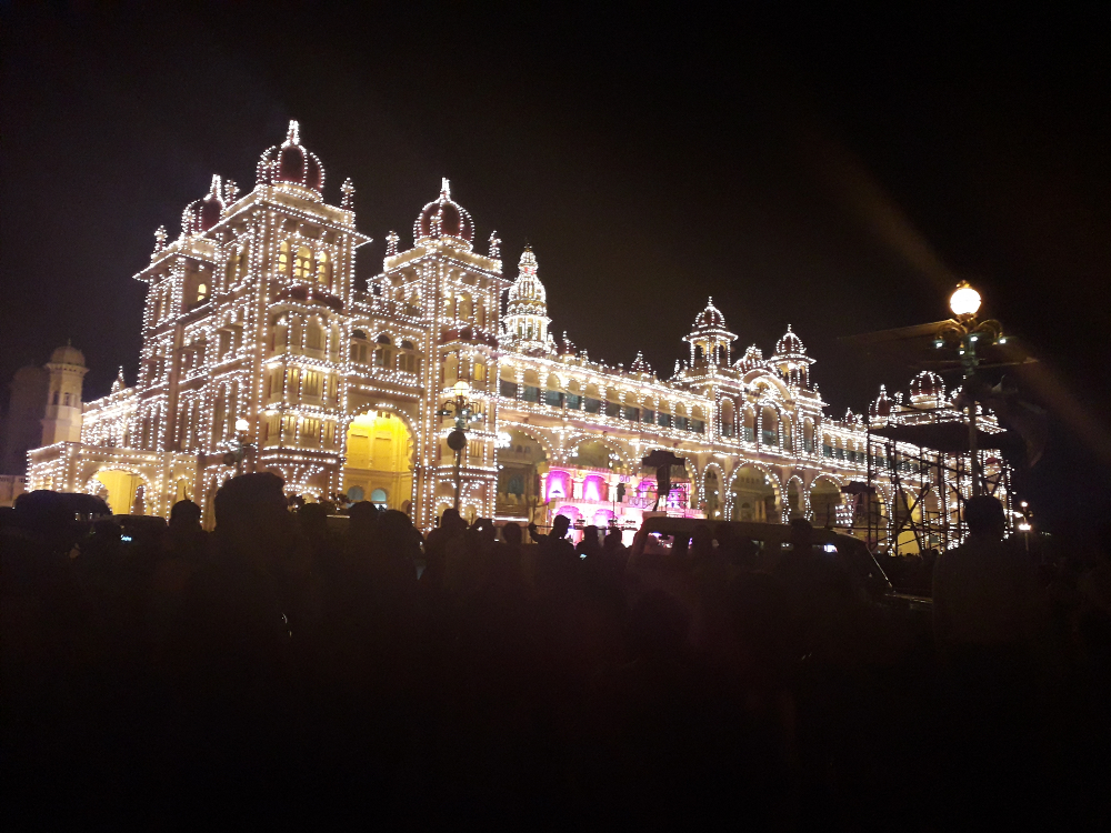 Der beeindruckende Mysore Palace bei Nacht (Foto: EMS/Heidtmann)