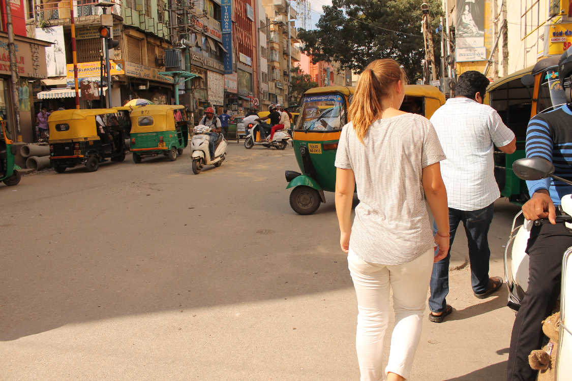 Ich bei der Erkundung der Lebensmittelmarktes auf einer, für Bangalore, leeren Straße. (Foto: EMS/Hildenbrandt)