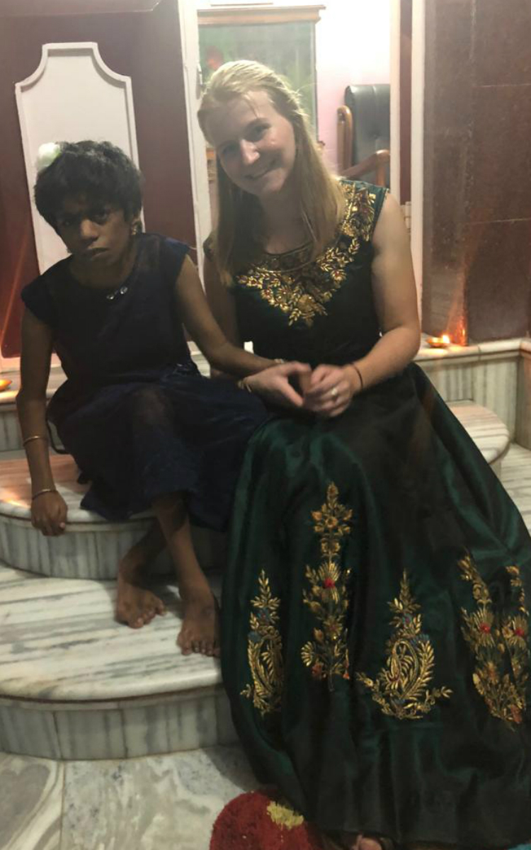 Atchaya und ich in unseren Diwali-Dresses (Foto: EMS/Hildenbrandt)