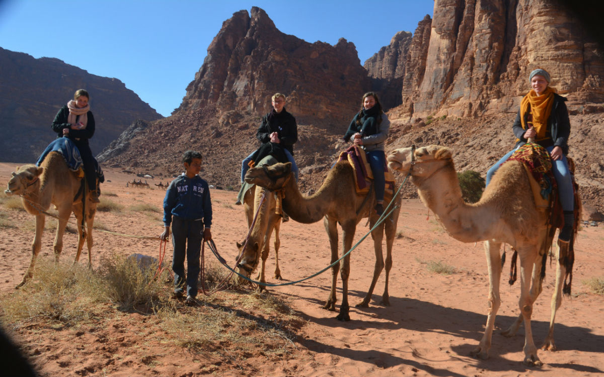 Annabelle, Felix, ich und Lisa (von links nach rechts) auf Kamelen in Wadi Rum. (Foto: EMS/Janke)
