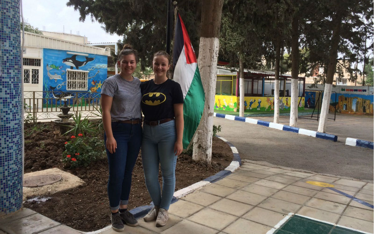 Annabelle und ich auf dem Innenhof der Arab Episcopal School ganz klassisch mit Jordanienflagge als Fotohintergrund. (Foto:EMS/AES)