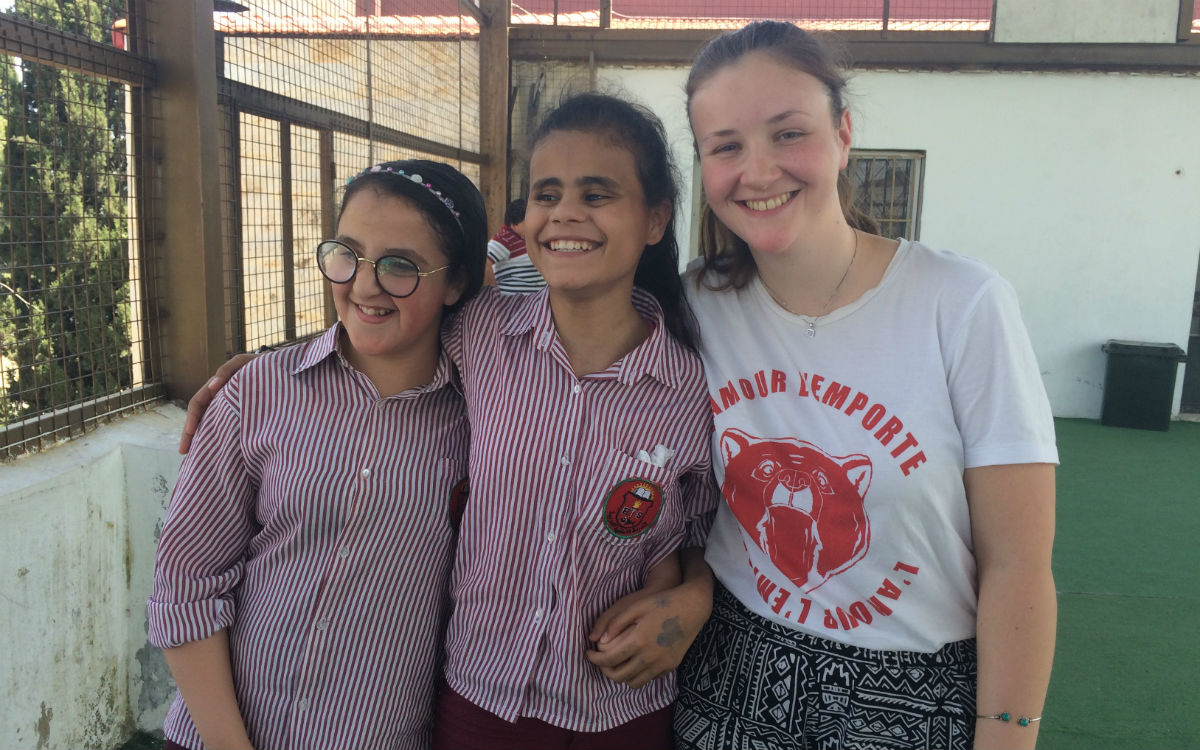 Die SchülerInnen, mit denen ich gearbeitet habe vermisse ich jetzt schon. Hier bin ich mit Tamara (links im Bild) und Rua‘ (in der Mitte) aus der 7. Klasse zu sehen. (Foto: EMS/Schiller) 
