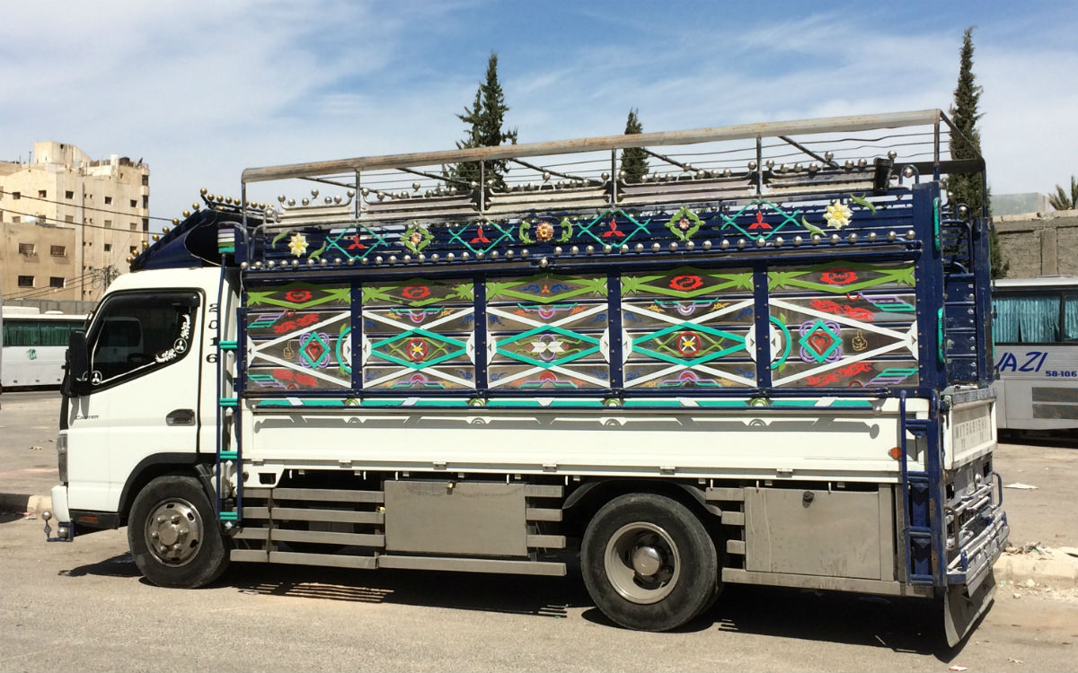 Einer von vielen bunten Lastwägen in Irbid (Foto: EMS/Schiller)