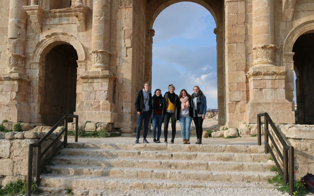 Meine Mitfreiwilligen und ich in Jerash. Von links nach rechts: Felix, Anna, Lisa, Ich und Luka (Foto: EMS/Schnotz)