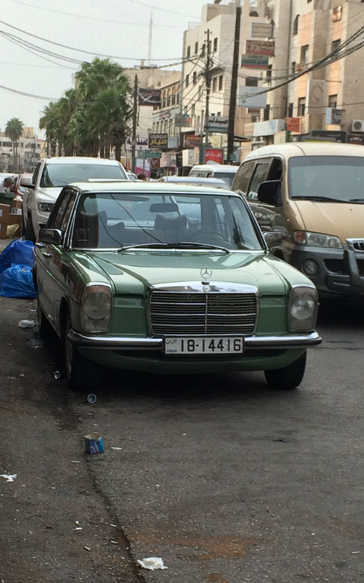 Solche alten Mercedes Modelle sind keine Seltenheit in Jordanien, obwohl sie hier sehr teuer sind. (Foto: EMS/Schiller)