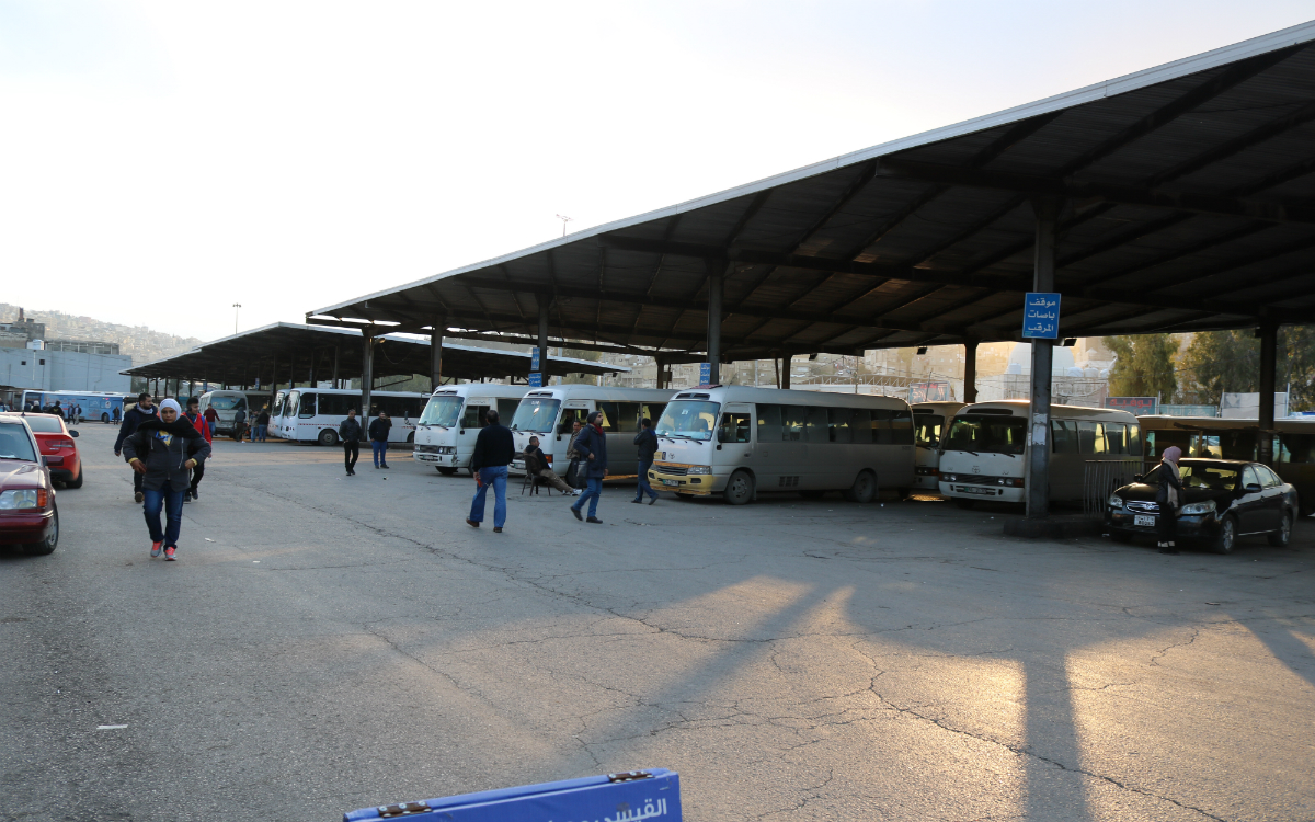 Der Busbahnhof Raghadan - welcher Bus ist der richtige? (Foto: EMS/Kollert)