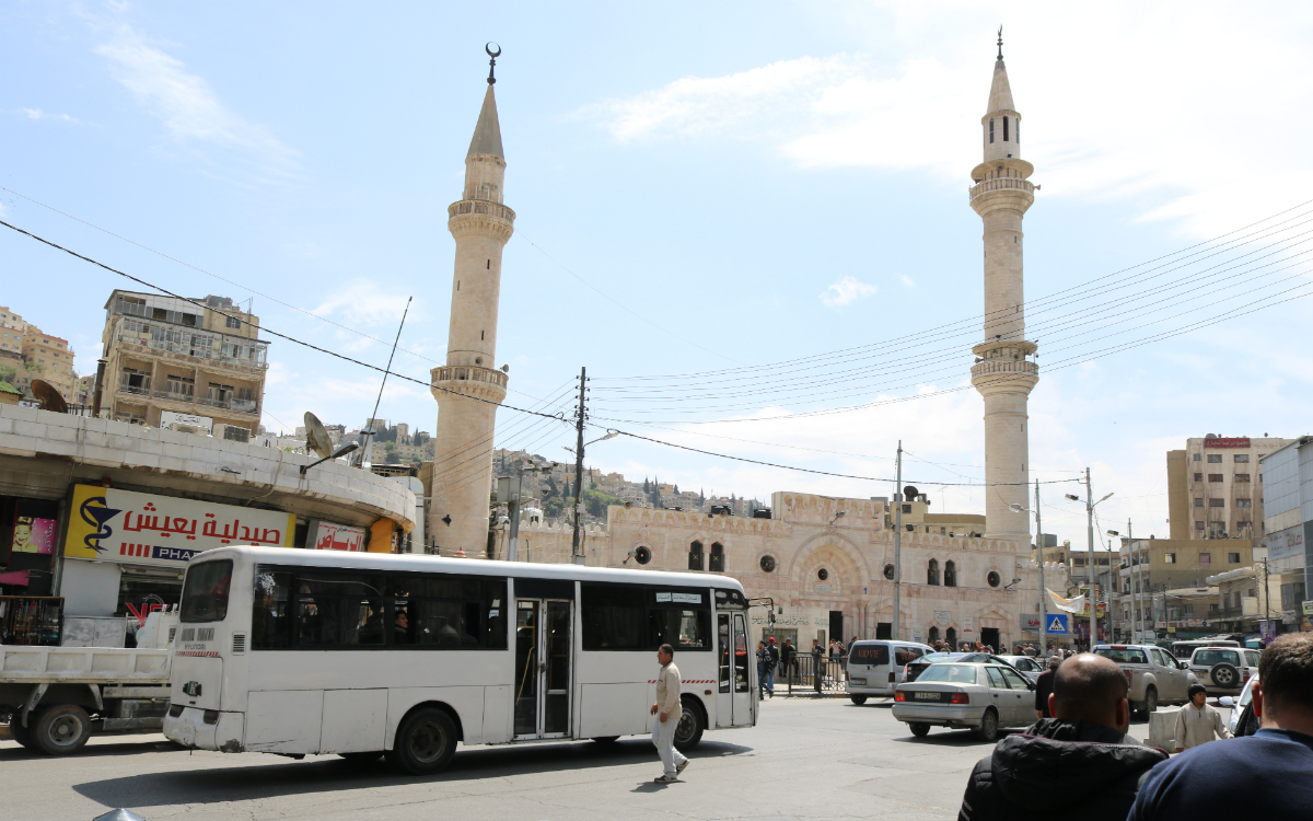 Ein Bus vor der Husseini Moschee im Zentrum Ammans (Foto: EMS/Kollert)