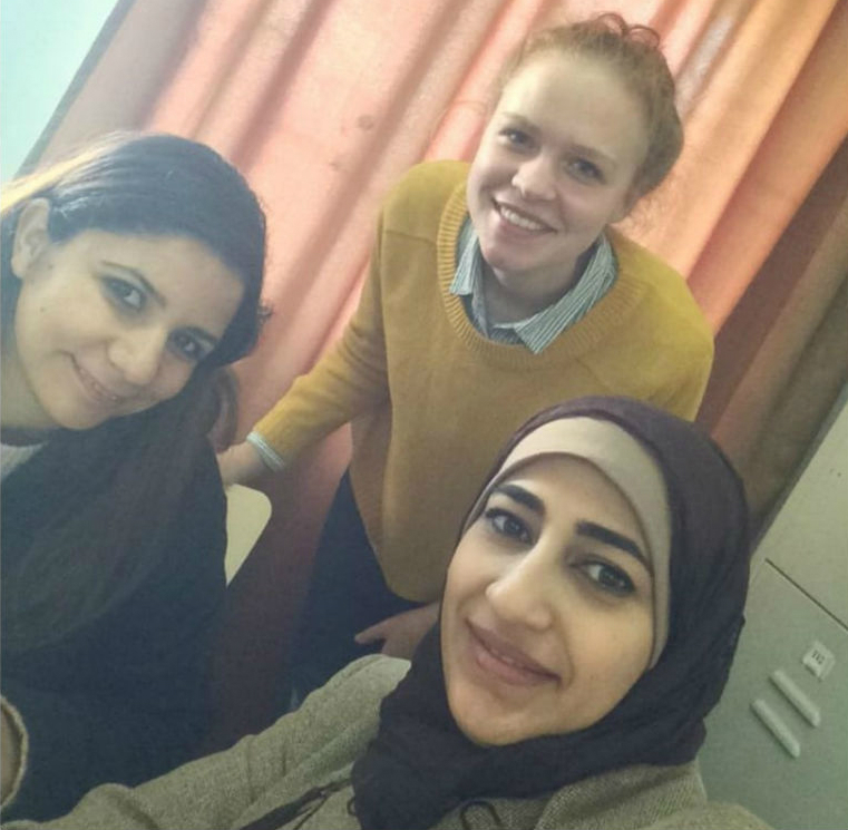 Alaa (rechts) mit mir und der Grundschullehrerin Diana (links) (Foto: EMS/AbuDiab)