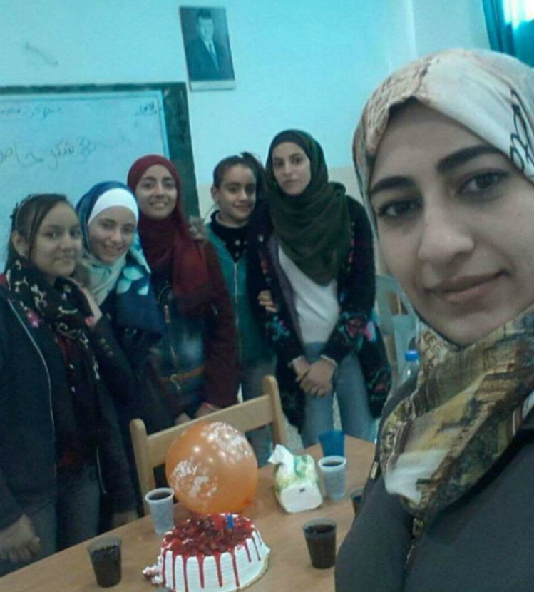 Alaa und einige der Mädchen aus der Oberstufe an ihrem Geburtstag (Foto: EMS/AbuDiab)