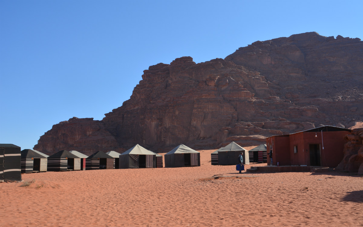 Das Fire Camp bietet Platz für über 40 Gäste und hat einen Waschraum, rechts im Bild (Foto: ems/Schnotz)