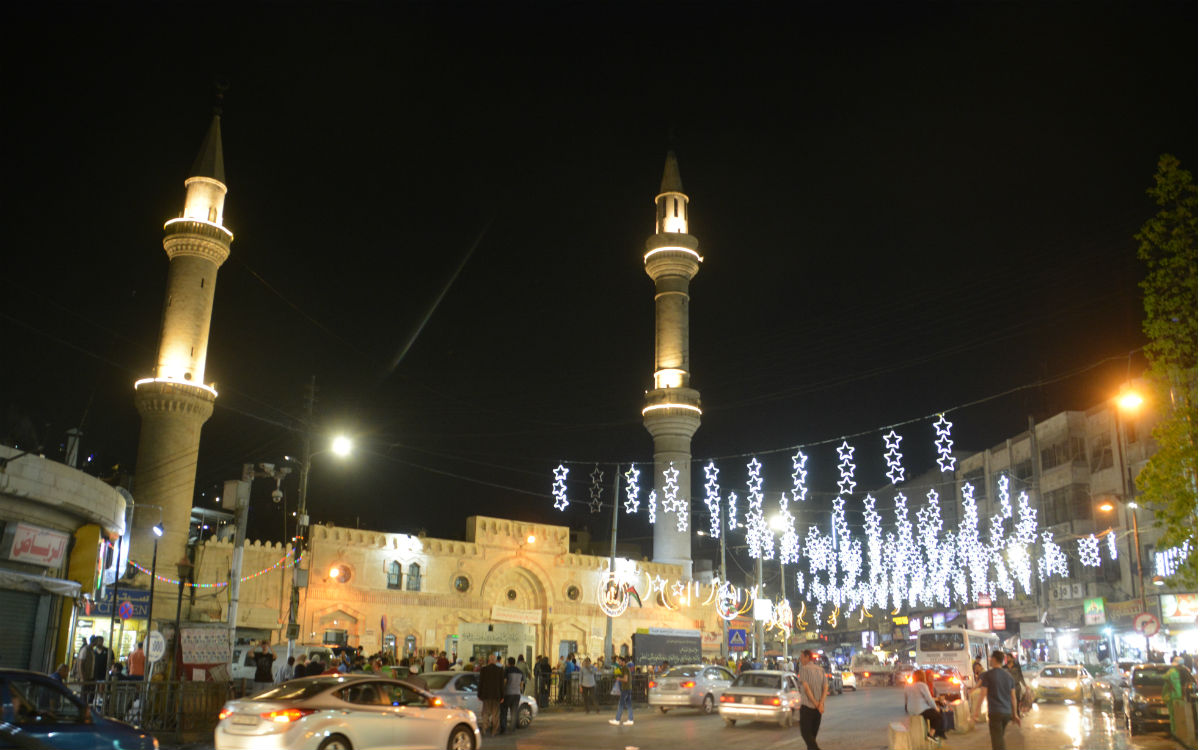 Die Husseini Moschee in der Innenstadt von Amman. Für Ramadan ist hier alles mit Lichtern geschmückt. (Foto: ems/Schnotz)
