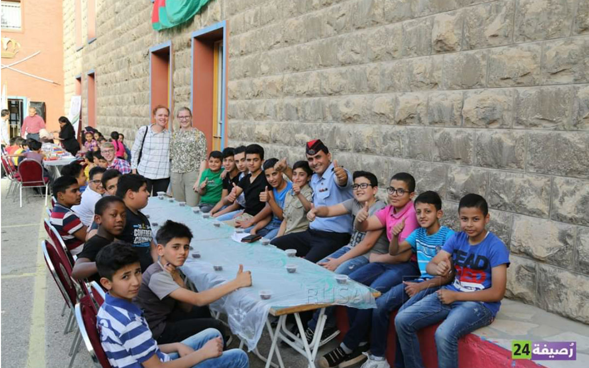 Die jordanische Polizei hat die Schüler und Schülerinnen der Schneller-Schule zu einem gemeinsamen Iftar eingeladen und den Abend zusammen gefeiert (Foto: ems/Polizei Rusayfa)