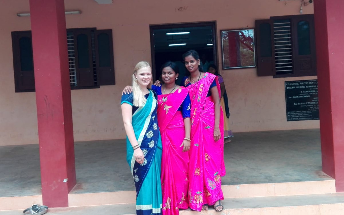 Das erste Tragen meines eigenen Saris - mithilfe von Pricy und Evelin gewickelt (Foto: EMS/Mayer)