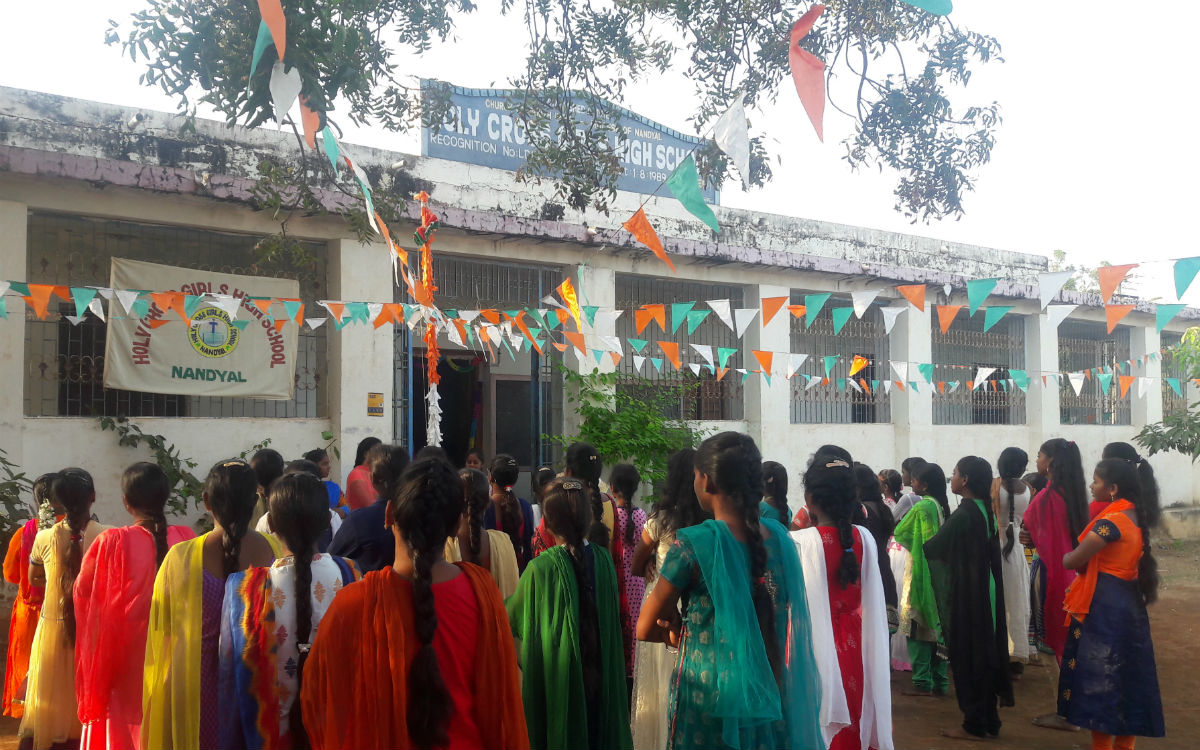 Zur Feier des Republic Day wird an der Holy Cross Girls High School die indische Flagge gehisst (Foto: EMS/Osenberg)