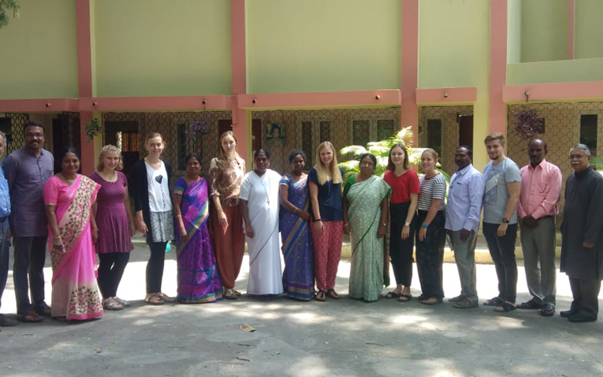 Gruppenbild mit allen Freiwilligen in Bangalore. (Foto: EMS/Saecker)