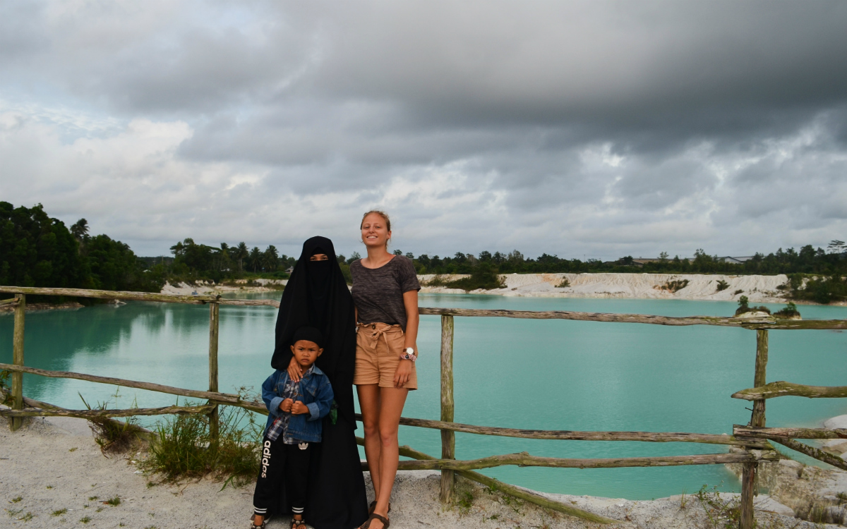 Auf Belitung, einer kleinen Insel vor Sumatra mit weiteren Touristen (Foto: EMS/Maier)