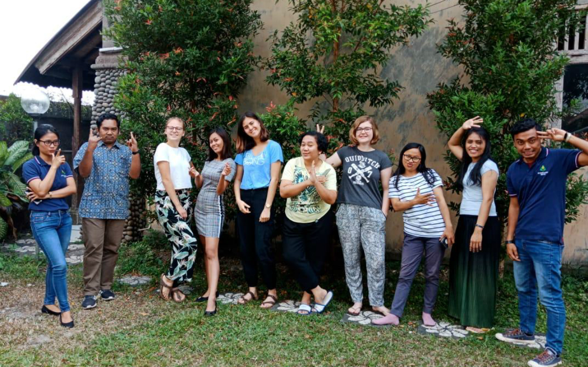 Wir Deutschen mit indonesischen Freunden aus dem EMS Jugendnetzwerk auf Bali
