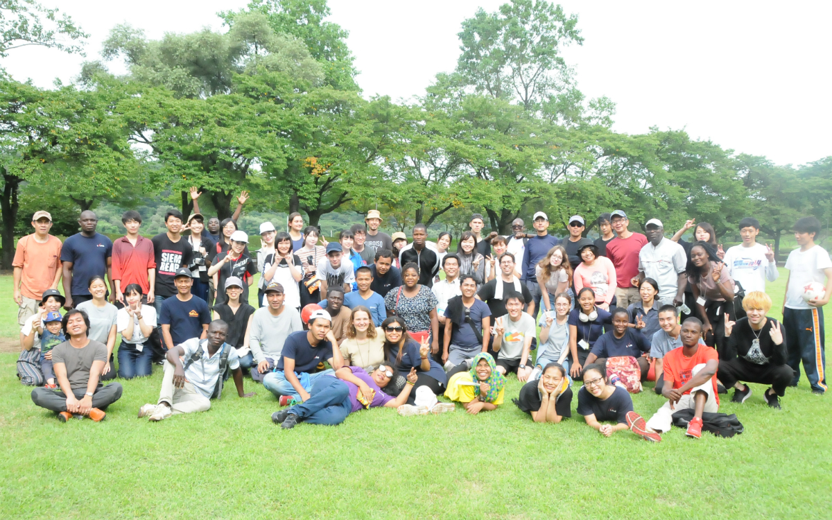 Die ARI Community inklusive einer Studentengruppe aus Kyoto beim Community Event im Park (Foto: EMS/Sigmund) 