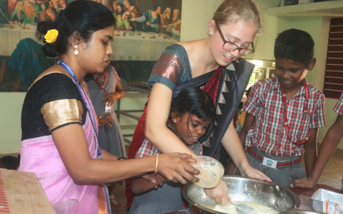 die Kinder der 3./4. Klasse sind begeistert dabei deutsche Kuchen-/ Keksrezepten zu machen (Foto: EMS/Priya)
