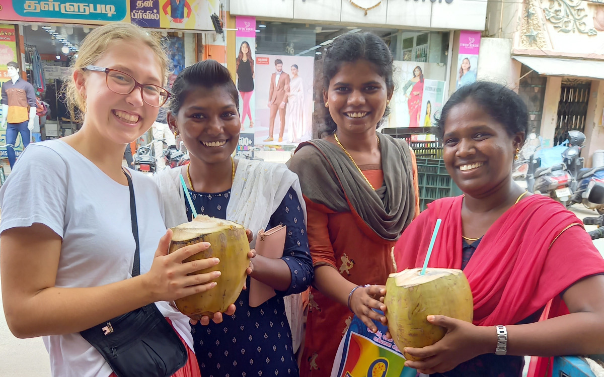 Shopping: wir sind in die Stadt gegangen, um passende indische Kleidung für mich zu kaufen (und Snacks / Kokosnüsse zu essen ;)) (Foto: EMS/Kanmani)