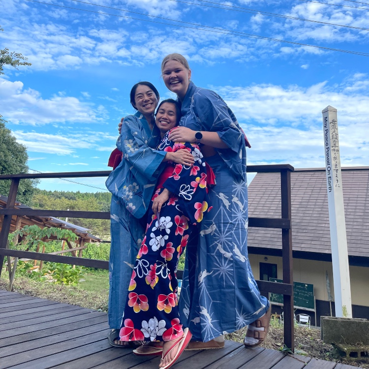 Von links: Moko (japanische Freiwillige), Ngamschel (indische Teilnehmerin) und ich am japanischen Kulturtag im Yukata - Foto: EMS/Harner